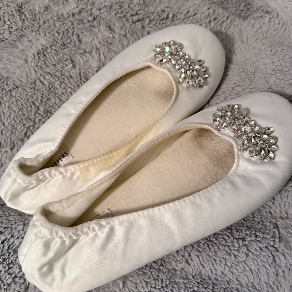 Chic White Women's Slippers with Sparkling Embellishments